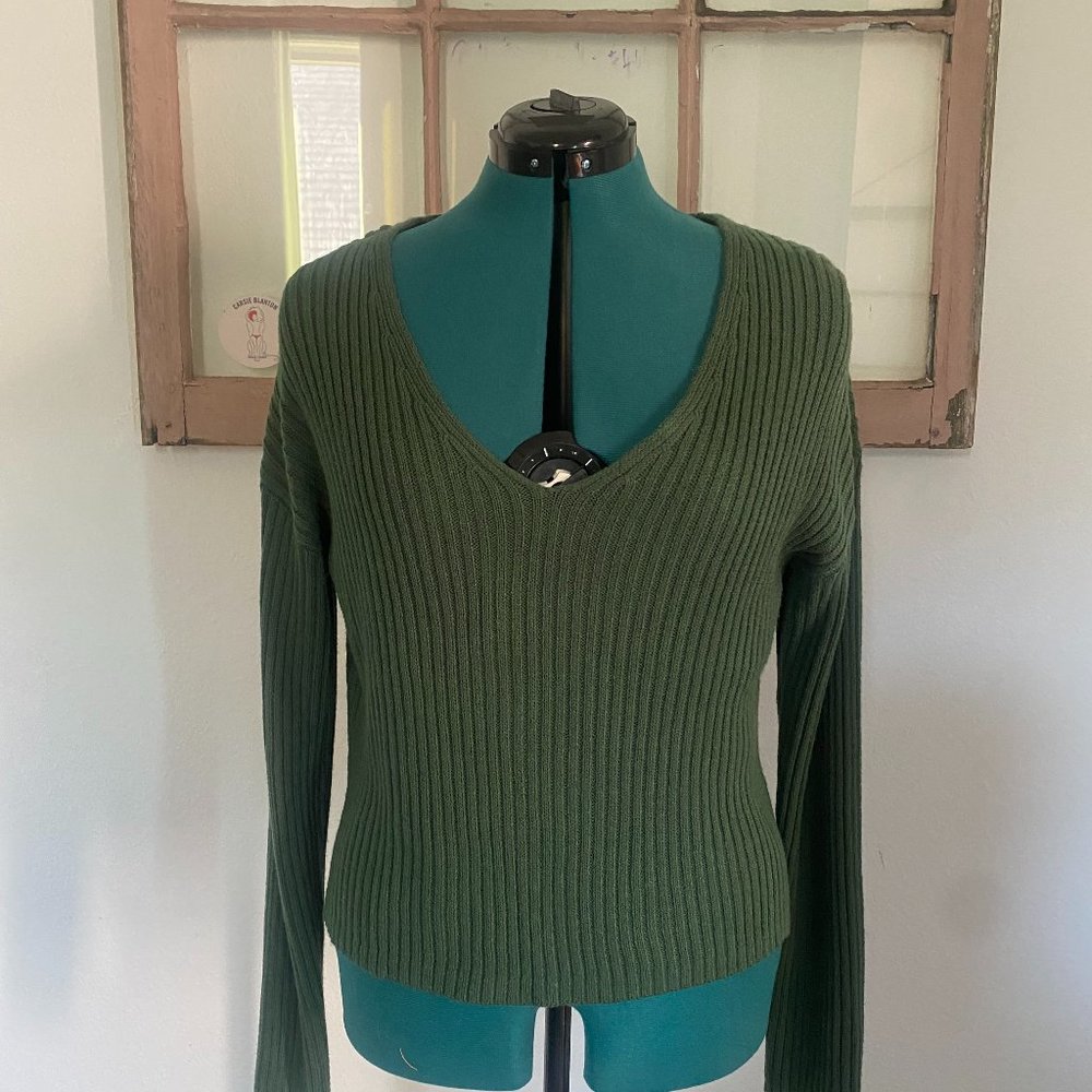 Wild Things Cable Knit V-neck Sweater in Hunter Green